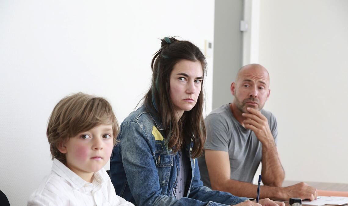 Die Sache vor dem Familiengericht läuft für Eva Hütter (Nadine Dubois) nicht gut. Gleich wird ihr das Sorgerecht für ihren Sohn  Benjamin (Lio Vonnemann, li.) abgesprochen.