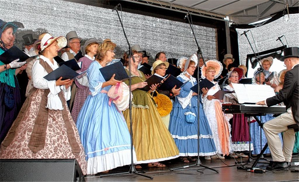 Die Sänger der Eintracht Illingen in ihren Biedermeier-Kostümen.
