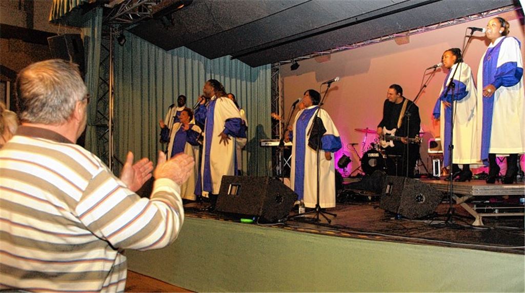 Die Sänger der „Golden Voices“ transportieren mit ihrem Vortrag Lebensfreude – und stecken das Publikum damit an.