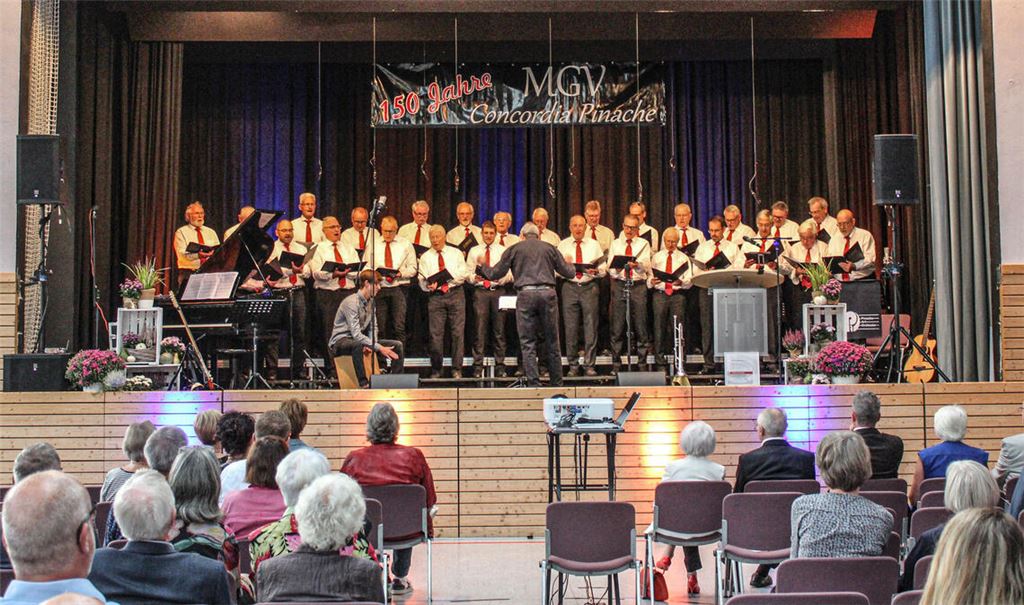 Die Sänger des Concordia-Chores und ihre Mitstreiter stimmen mit ihren Liedbeiträgen auf den Festabend ein. Fotos: Gießler
