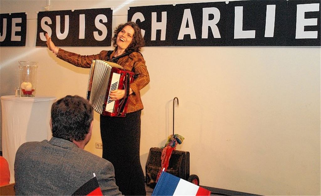 Die Sängerin Asgard Schulze verbreitet mit ihrem Akkordeon französisches Flair.