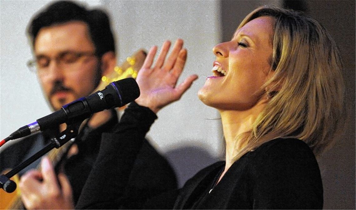 Die Sängerin Bianca App tritt bei der ProChrist-Veranstaltung in der St. Leonhardskirche Knittlingen auf.