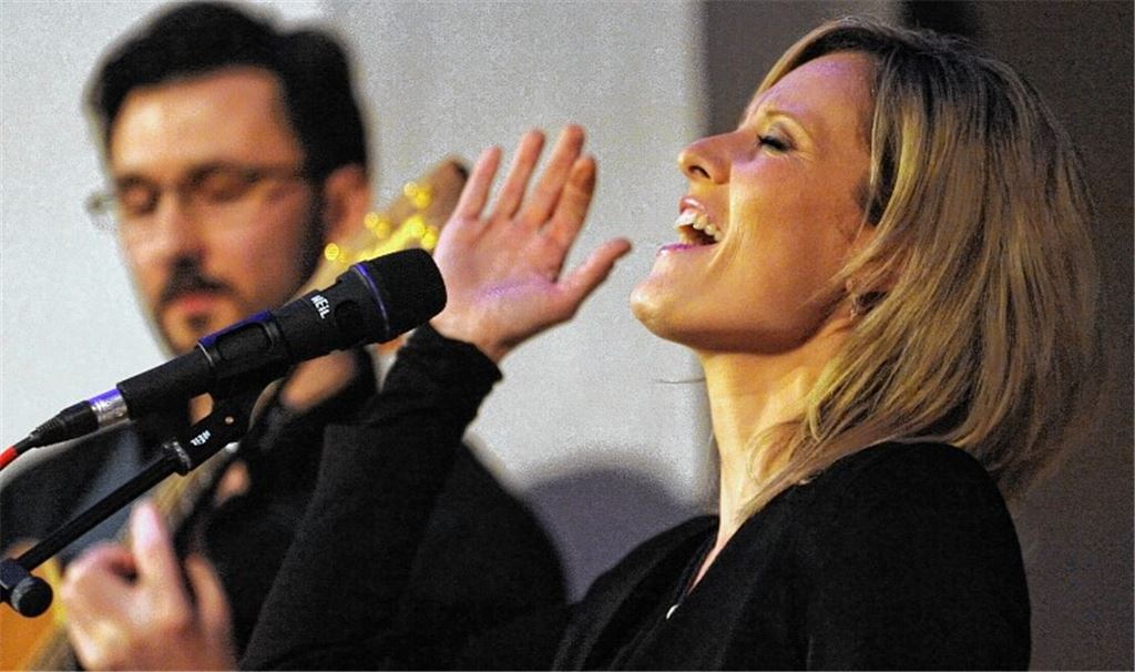 Die Sängerin Bianca App tritt bei der ProChrist-Veranstaltung in der St. Leonhardskirche Knittlingen auf.