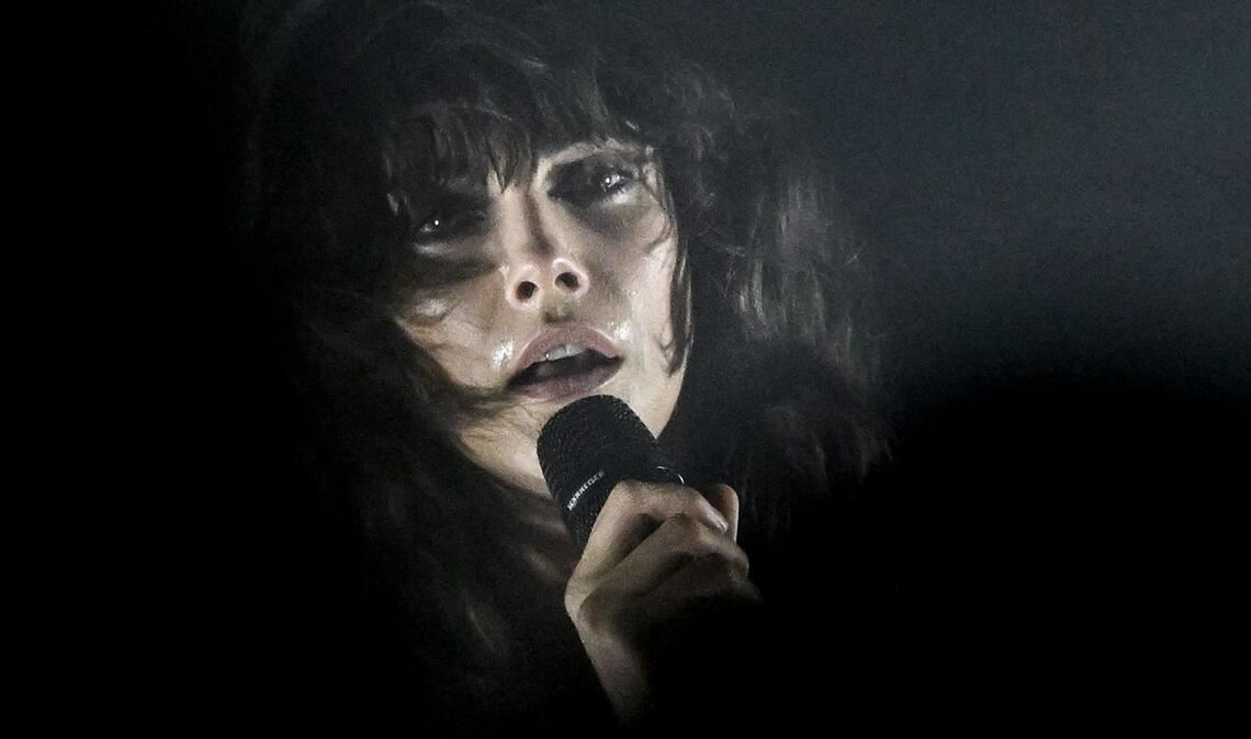 Die Sängerin Cara Delevingne steht im silent green Kulturquartier auf der Bühne.