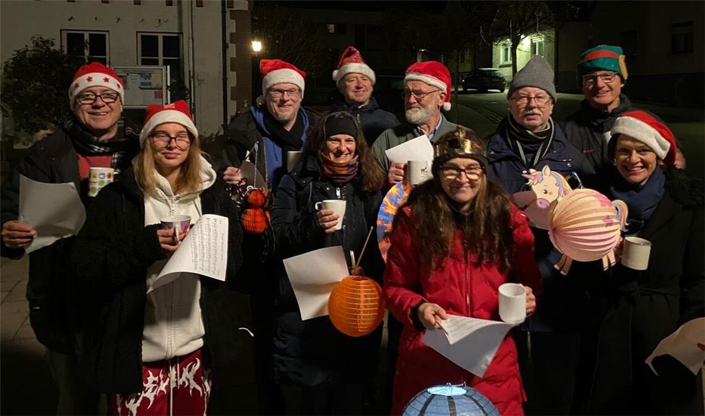 Die Sängerinnen und Sänger bei ihrem „Laternen-Umzug“ durch Serres. Foto: privat