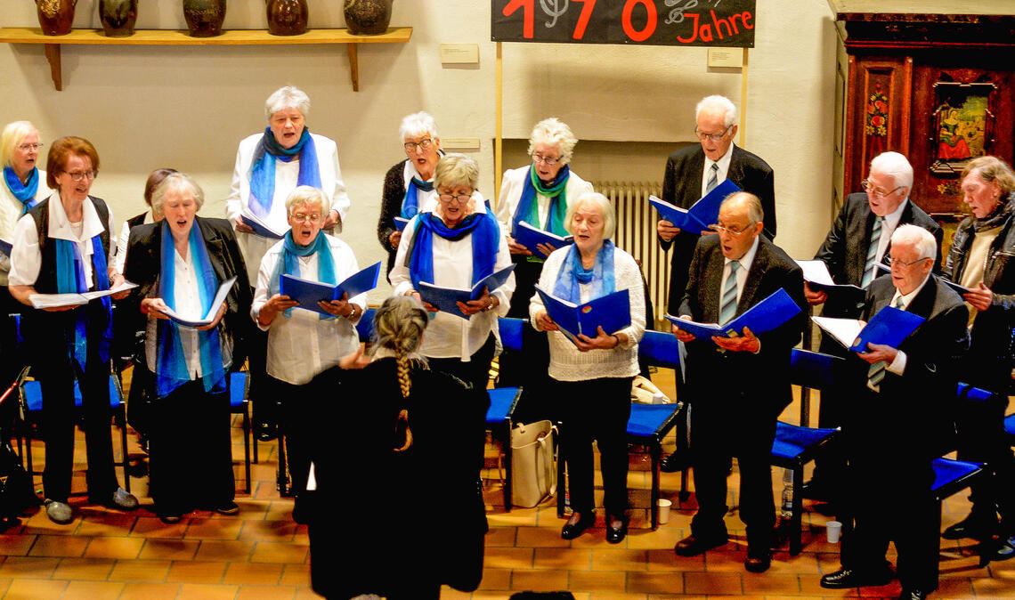 Die Sängerinnen und Sänger der Chorgemeinschaft Liederkranz Mühlacker stehen für 170 Jahre Freude am Singen. Fotos: Stahlfeld