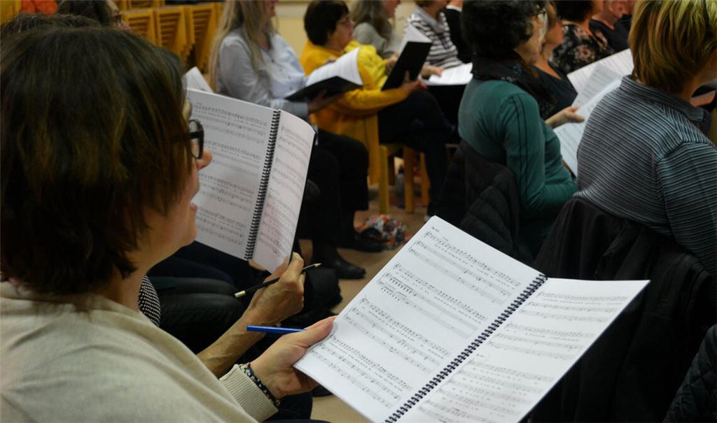 Die Sängerinnen und Sänger proben mit spitzem Bleistift. Foto: Stahlfeld