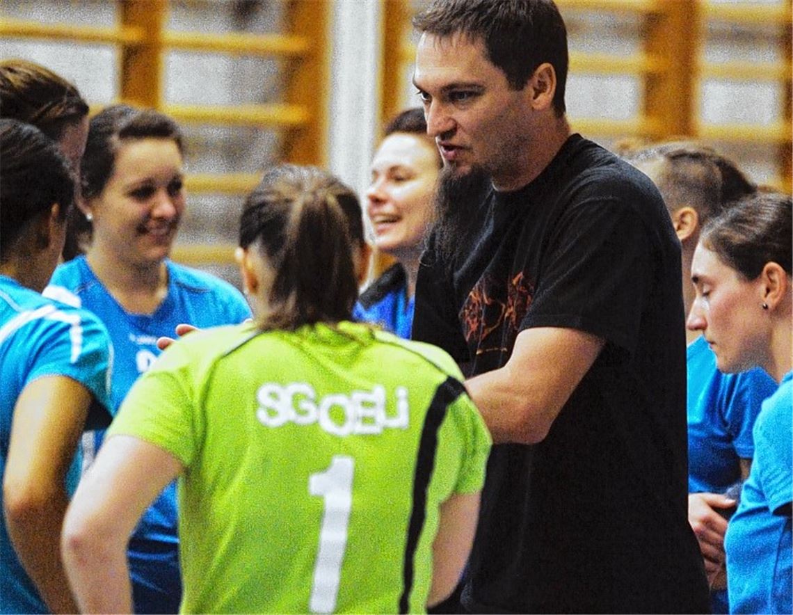 Die Saison läuft besser als erhofft: Die Volleyball-Damen um Trainer Markus Ackermann könnten sogar den Durchmarsch schaffen. Foto: Fotomoment