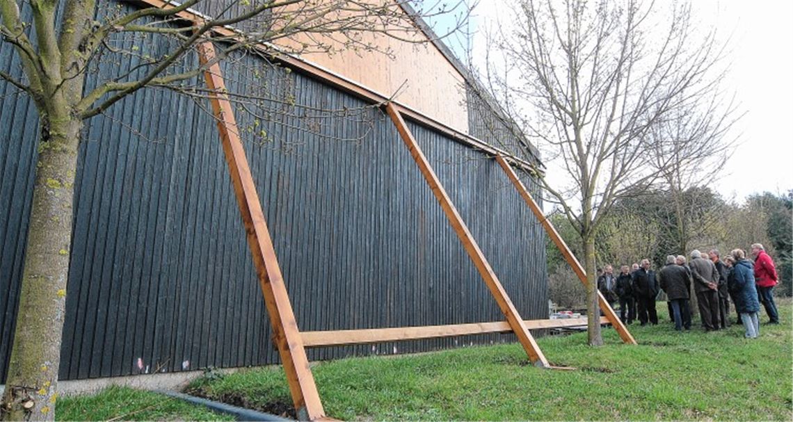 Die Salzlagerhalle der Straßenmeisterei in Maulbronn muss von außen gestützt werden. Foto: Kollros