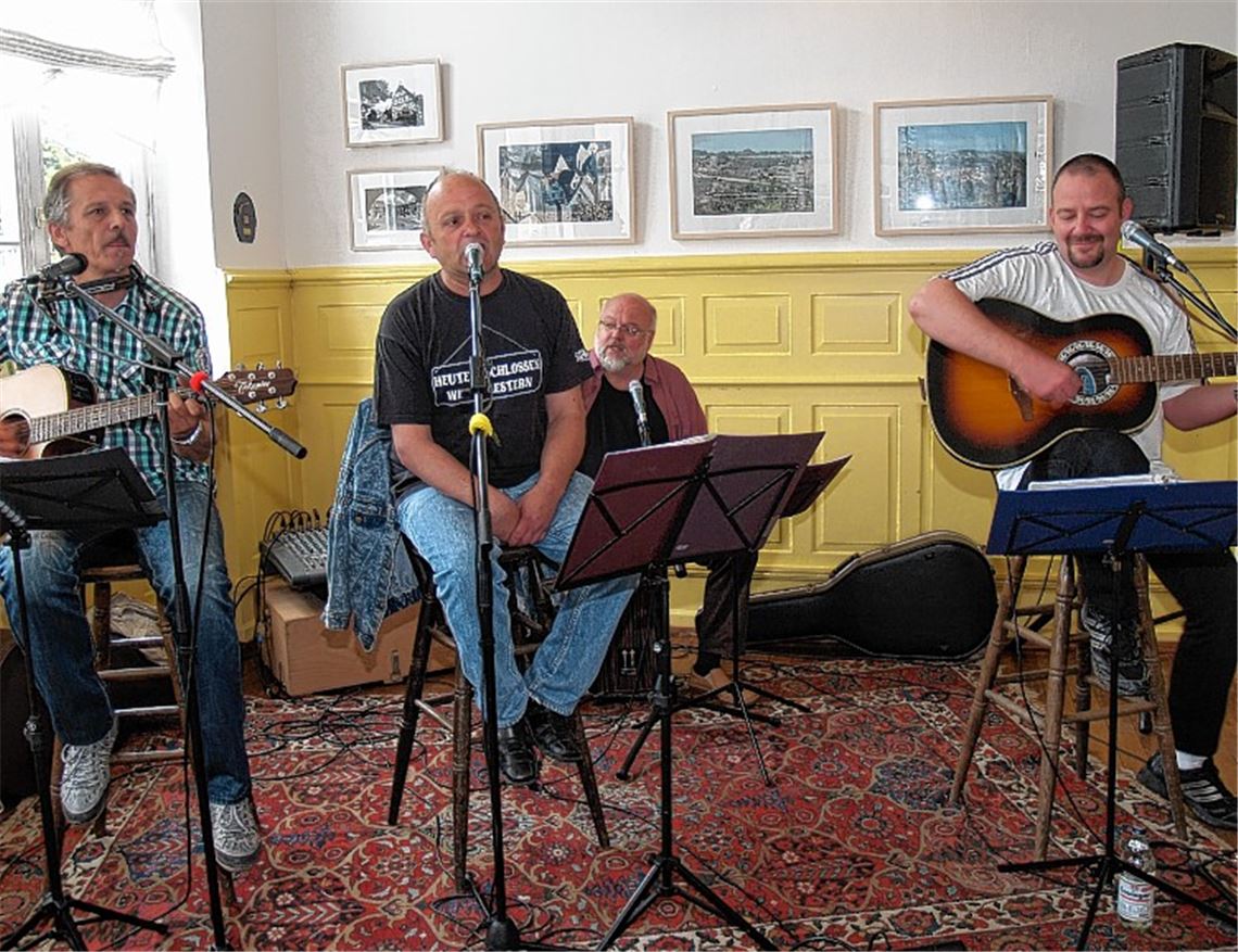 Die „Sandlers“ unterhalten mit ihren Liedern die Frühstücksgesellschaft.