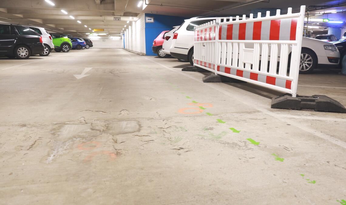 Die Sanierung der Tiefgarage wird wohl Millionen verschlingen. Aber nicht nur das schränkt den kommunalpolitischen Handlungsspielraum in Mühlacker enorm ein. Foto: Schüller