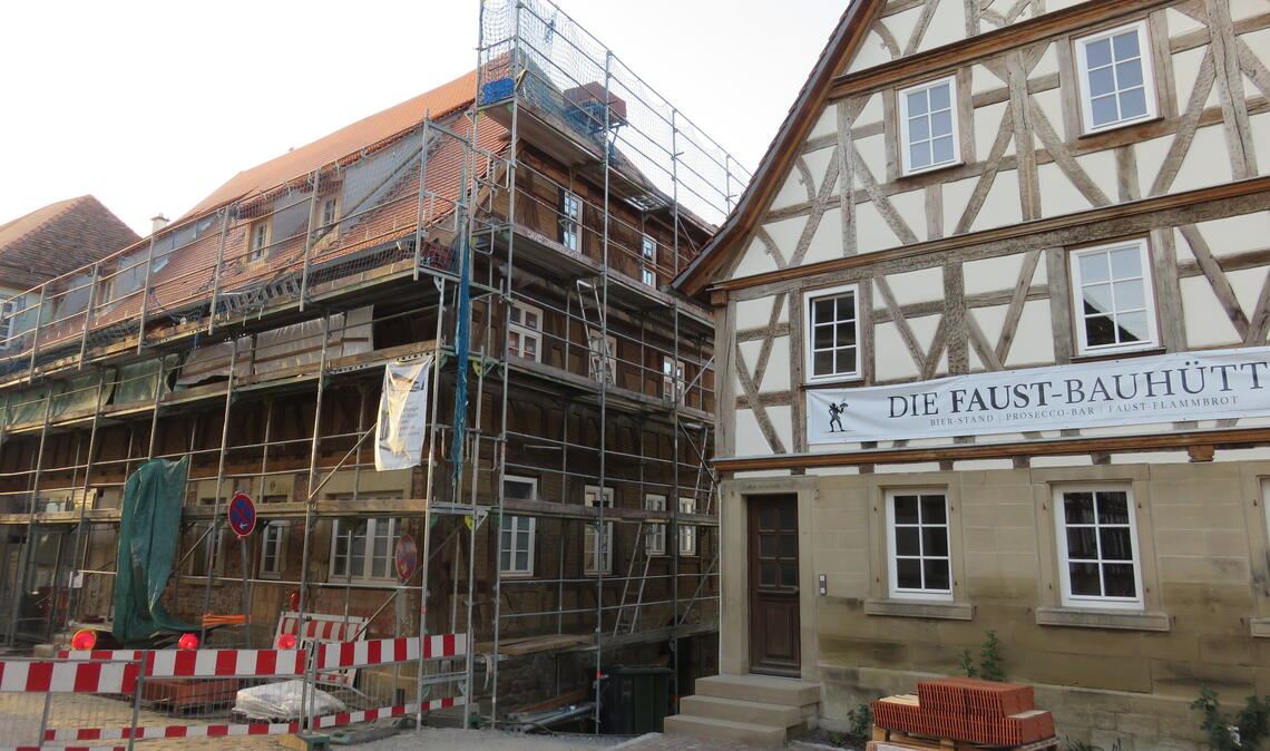 Die Sanierung des Faust-Geburtshauses (li.) schreitet voran. Foto: Becker