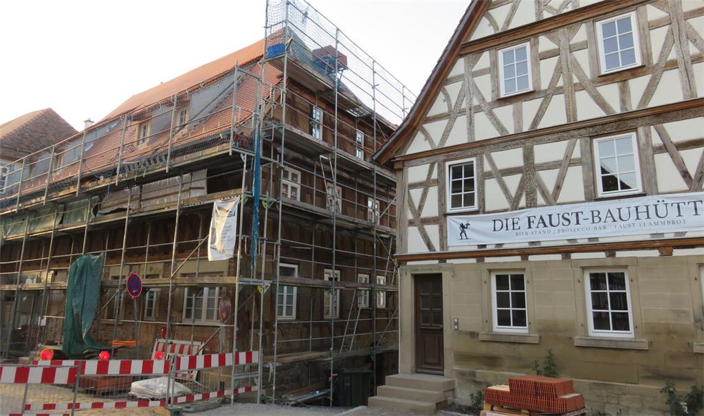 Die Sanierung des Faust-Geburtshauses (li.) schreitet voran. Foto: Becker
