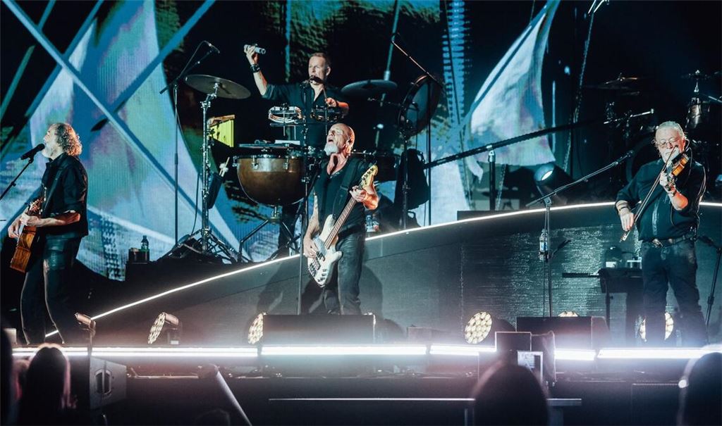 Die Santiano-Bandmitglieder Hans-Timm Hinrichsen, Axel Stolberg, Björn Both und Pete Sage (v. l.) haben eine eindringliche Show geboten.