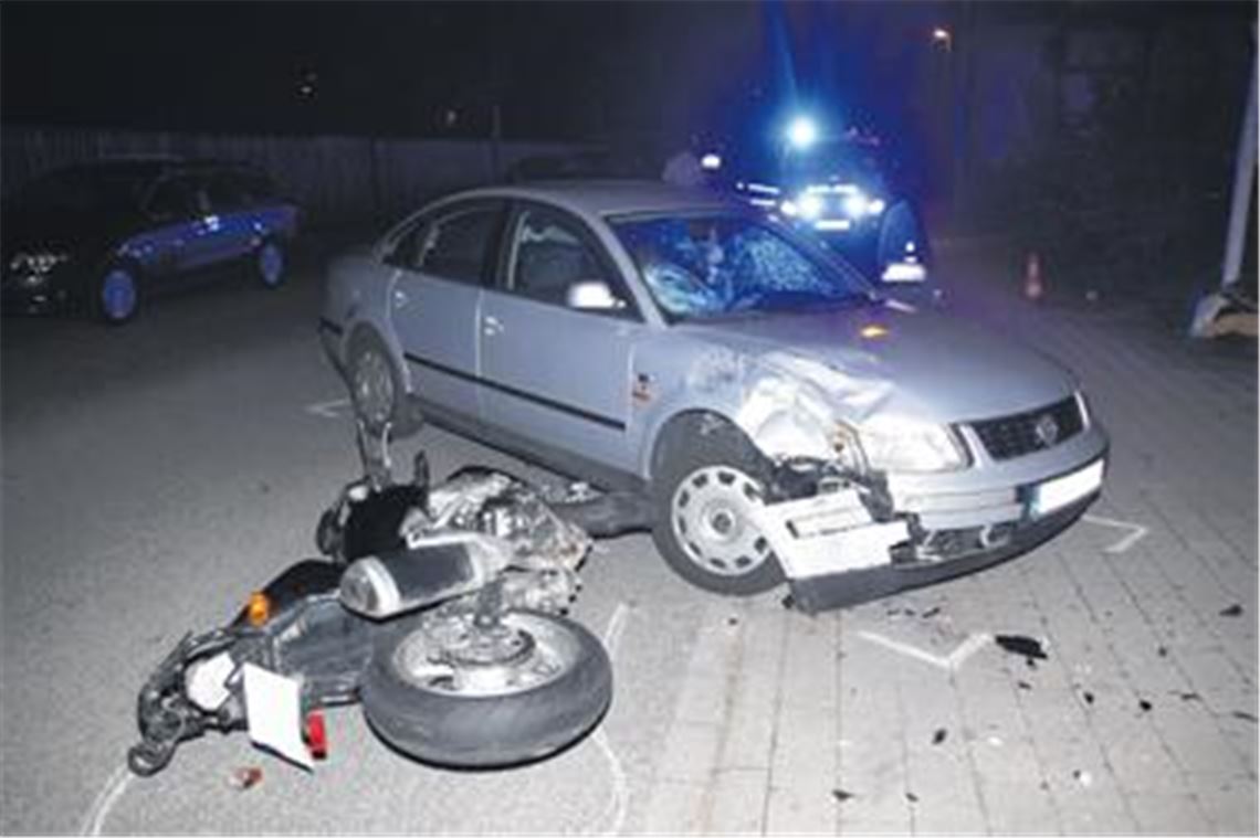 Die Schäden am Auto und am Motorrad zeugen von der Wucht des Aufpralls: Die 20-jährige Autofahrerin hatte, als sie am Dienstagabend in Ötisheim von der Maulbronner Straße in ein Grundstück abbiegen wollte, die entgegenkommende Maschine des 24-Jährigen übersehen. Foto: Disselhoff
