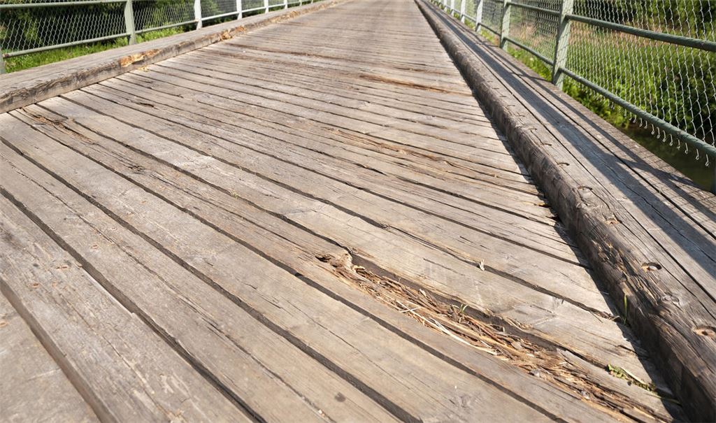 Die Schäden an der Enzbrücke waren schon im Vorjahr offenkundig. Foto: Archiv