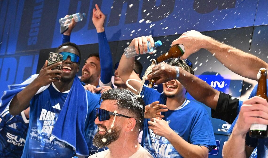 Die Schalker feiern den Bundesliga-Aufstieg ausgelassen.