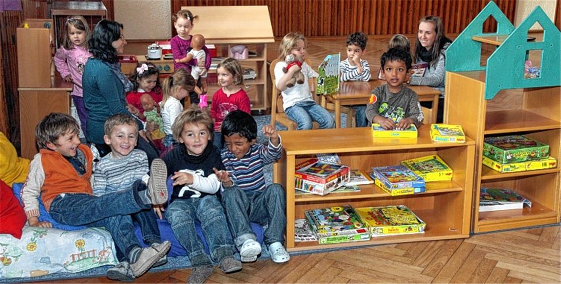 Die „Schatzkisten“-Kinder spielen momentan in der Schützinger Festhalle, weil sie ihr Domizil an der Ensinger Straße räumen mussten. Foto: Hansen
