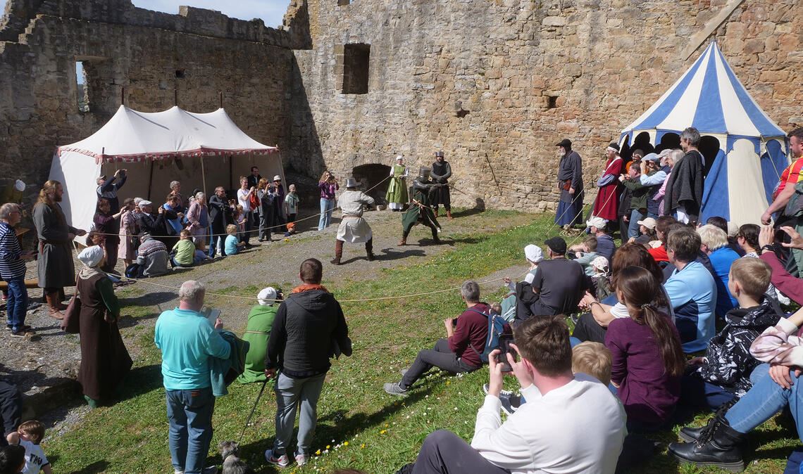 Die Schaukämpfe stellen einen Höhepunkt der Darbietungen auf der Burg dar. Da werden moderne Smartphones gezückt, um alte Traditionen festzuhalten. Fotos: Friedrich