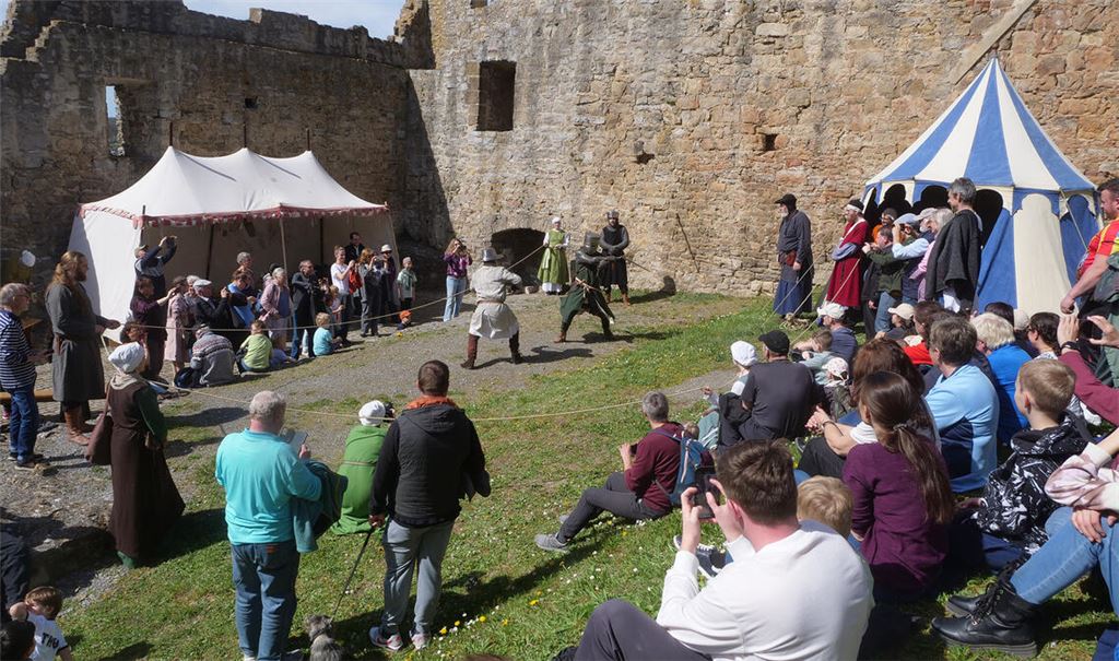 Die Schaukämpfe stellen einen Höhepunkt der Darbietungen auf der Burg dar. Da werden moderne Smartphones gezückt, um alte Traditionen festzuhalten. Fotos: Friedrich