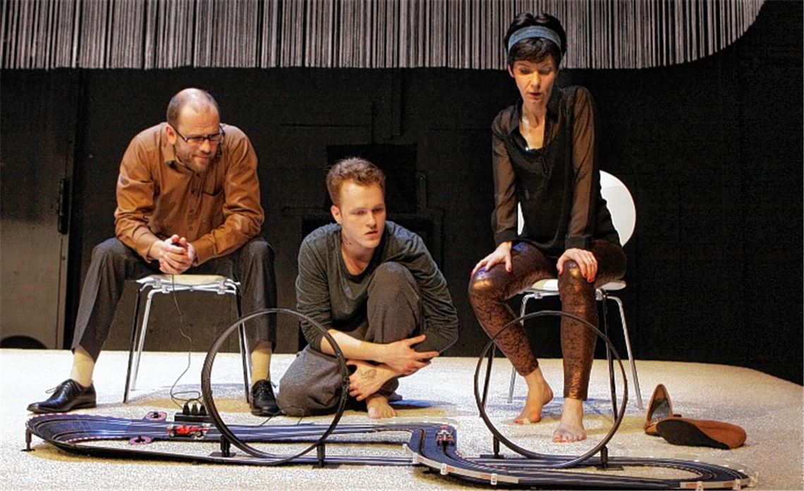 Die Schauspieler Jörg Bruckschen als Danny (v.li.), Peter Christoph Scholz als Liam und Meike Anna Stock als Helen sehen sich mit weitaus Ernsterem als mit einem einfachen Kinderspiel konfrontiert.