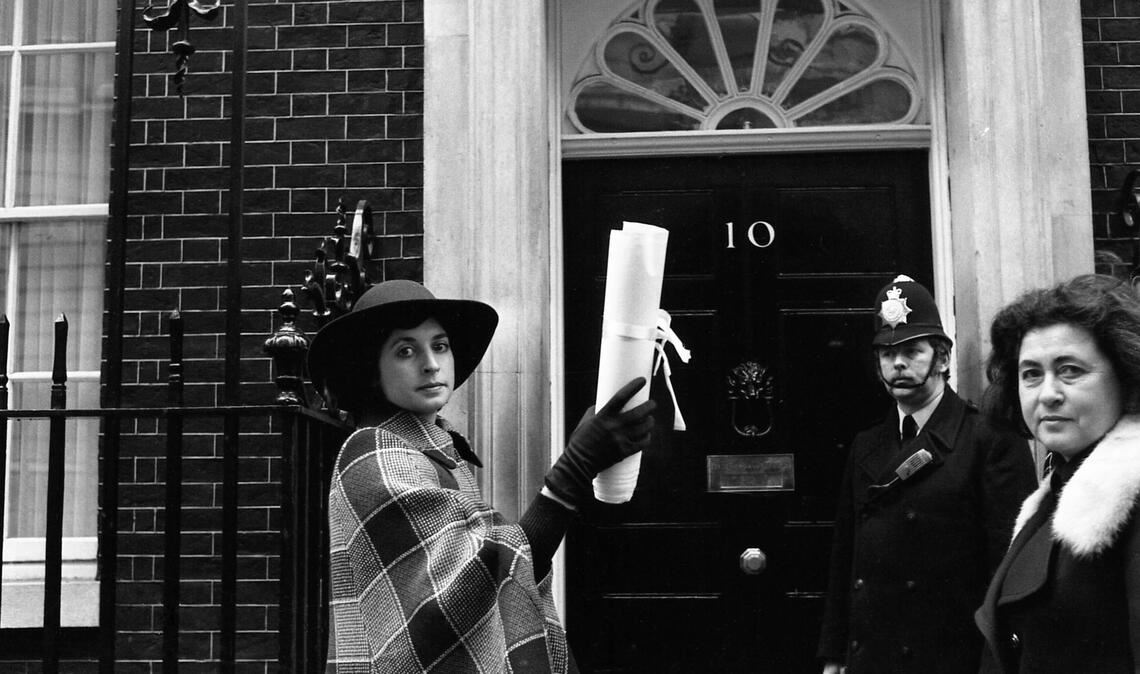 Die Schauspielerin Prunella Scales im Jahr 1975 vor Downing Street 10 in London. (Archivbild)