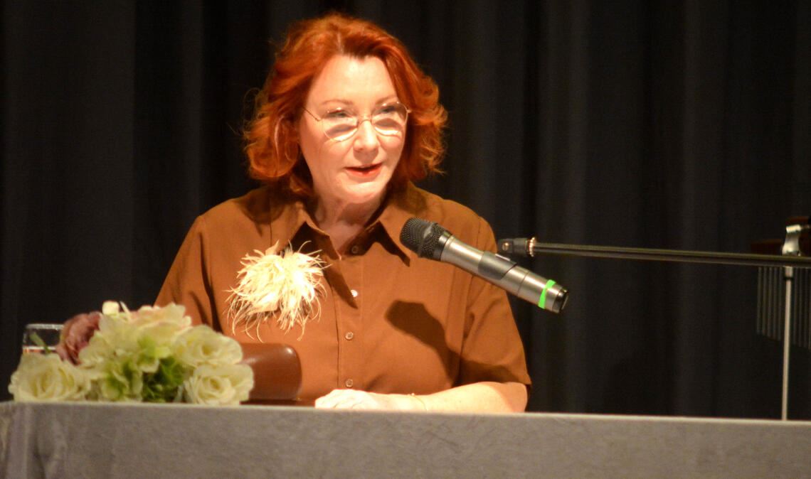 Die Schauspielerin und Sterbebegleiterin Petra Auer-Frey liest in Mühlacker aus ihrem Buch „SterbeMund“. Foto: Stahlfeld