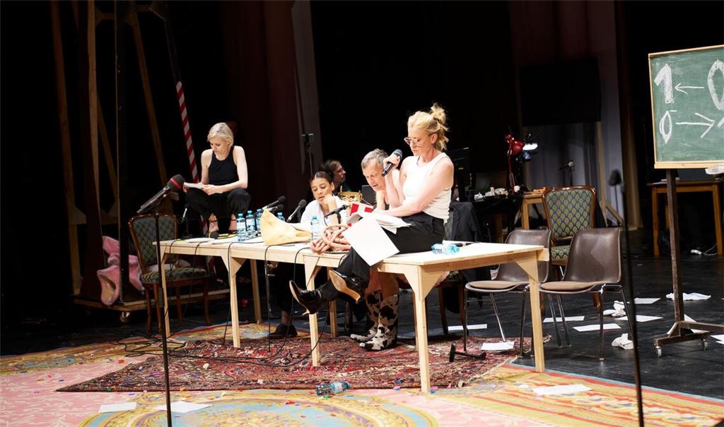 Die Schauspielerinnen Mavie Hörbiger (l-r), Azaria Dowuona-Hammond, Sebastian Rudolph und Caroline Petersund bei der Leseprobe von Elfriede Jelineks "Unter Tieren" im Burgtheater.