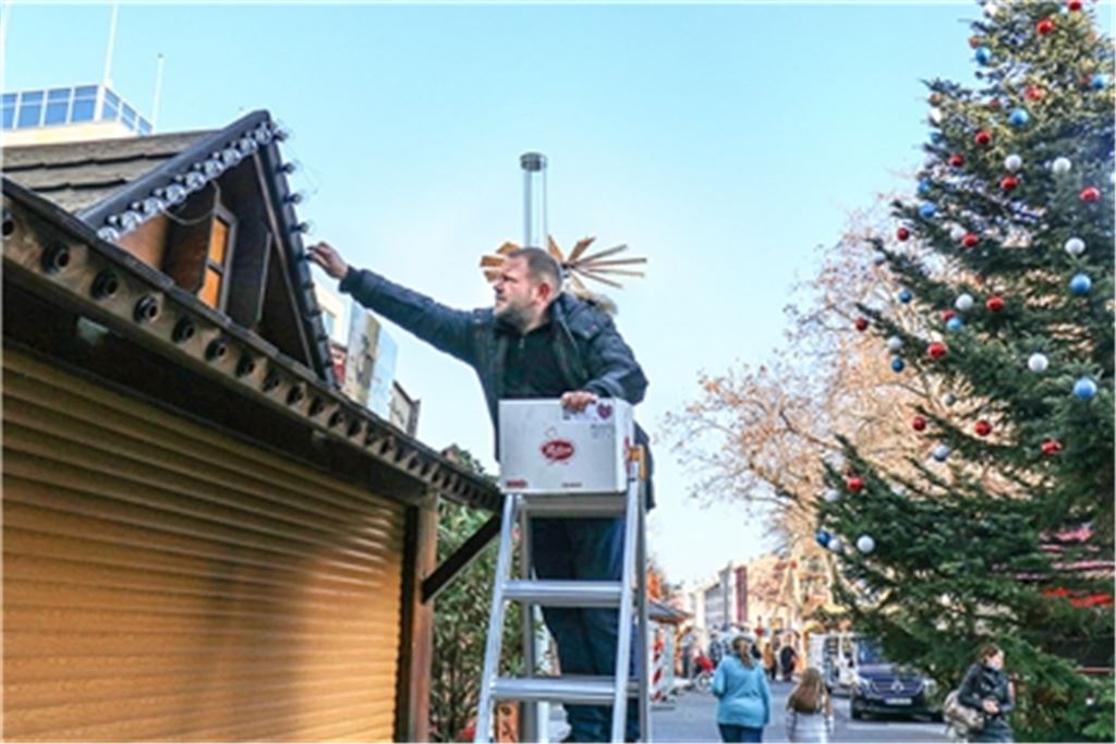 Die Schausteller können wieder einpacken: Am Mittwochnachmittag strahlt kurz die Sonne über dem Weihnachtsbaum am Marktplatz, doch ist die Stimmung hier düster. Fotos: Wewoda