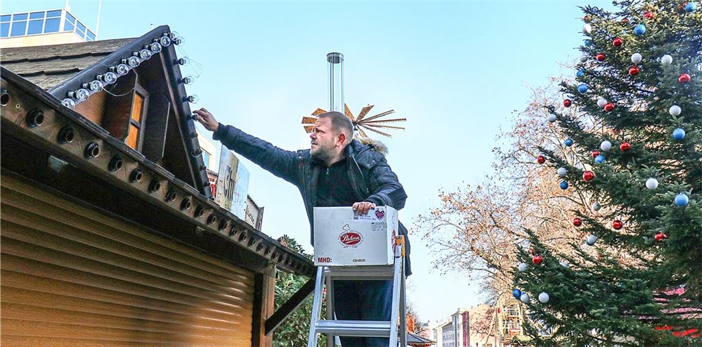 Die Schausteller können wieder einpacken: Am Mittwochnachmittag strahlt kurz die Sonne über dem Weihnachtsbaum am Marktplatz, doch ist die Stimmung hier düster. Foto: Wewoda