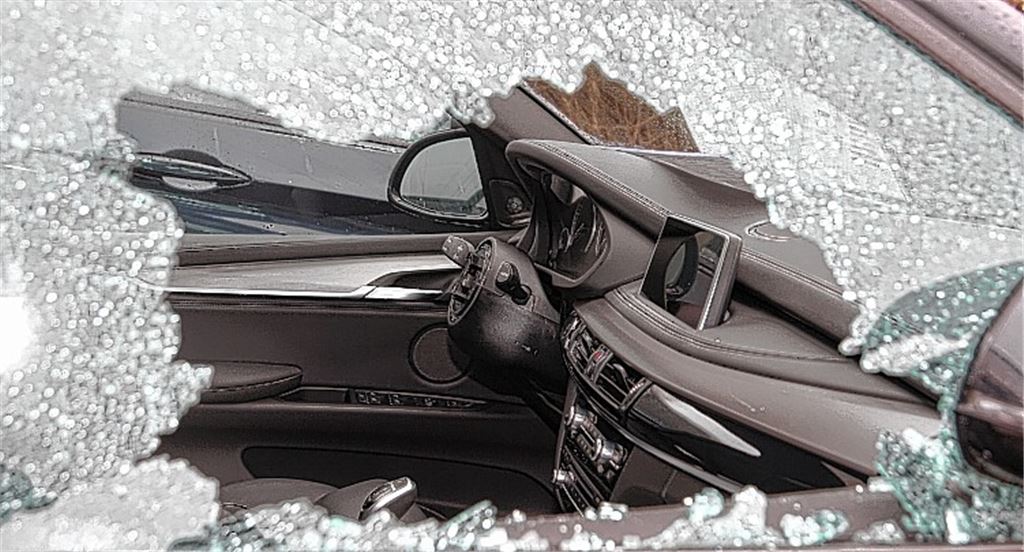 Die Scheibe ist zertrümmert und das Lenkrad gestohlen. Foto: Sadler