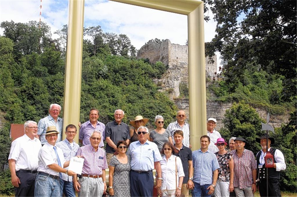 Die Scherbabuzzer sowie die Familien Craiss und Ritter übergeben eine Schenkungsurkunde an Bürgermeister Winfried Abicht (2. v. li.).