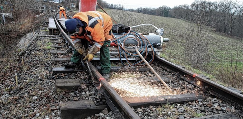 Die Schienen der Nebenbahnstrecke wurden auf einer Länge von 3,1 Kilometern durchtrennt. Im Januar beginnt der Rückbau. Fotos: Albert Arning