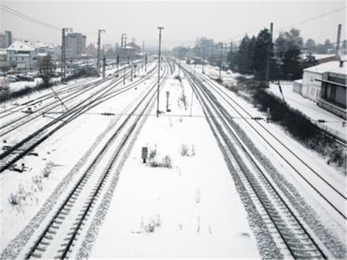 Die Schienenstränge im Mühlacker Bahnhof als weiße Winterlandschaft.
Foto: Franz