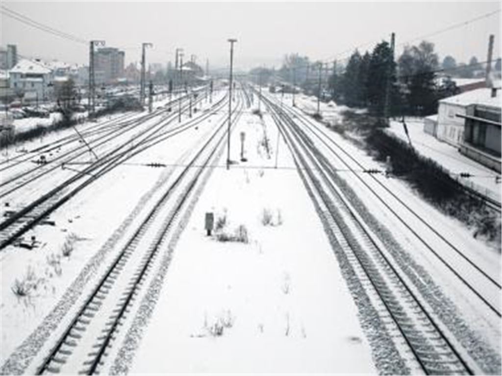 Die Schienenstränge im Mühlacker Bahnhof als weiße Winterlandschaft.
Foto: Franz