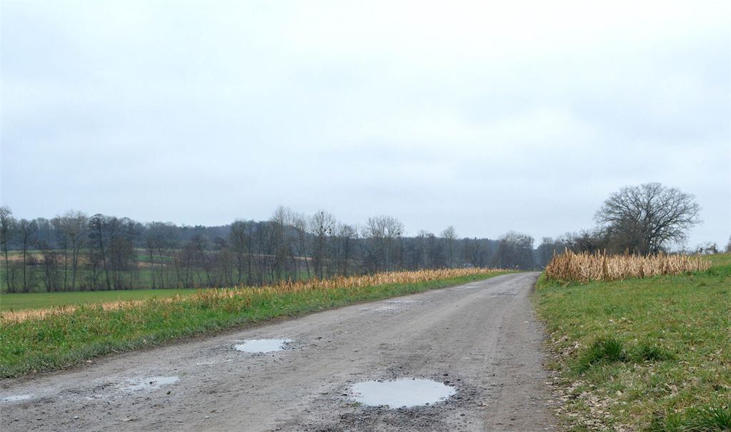 Die Schlaglochpiste wird vorerst nur ausgebessert, aber nicht asphaltiert. Foto: Stahlfeld