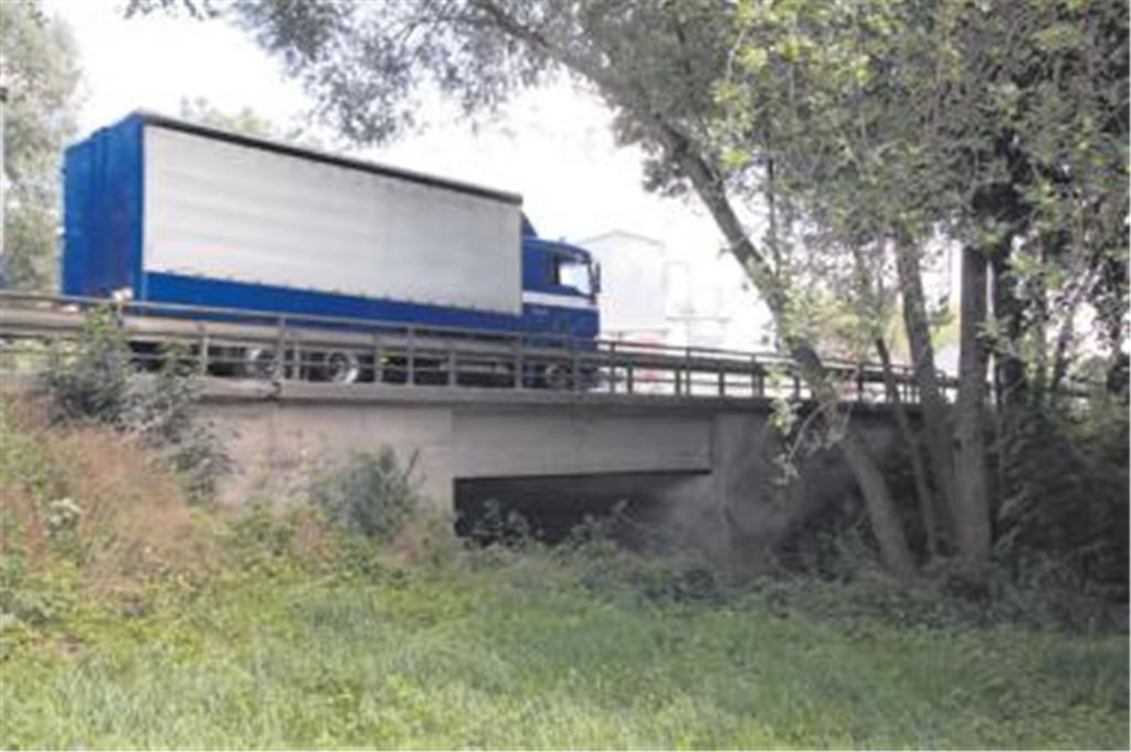 Die Schmiebach-Brücke auf der B 10 in Höhe des Steinbruchs wird abgerissen und neu gebaut. Unter ihr soll künftig ein Radweg verlaufen, der Illingen mit Vaihingen verbindet.
 Foto: Goertz