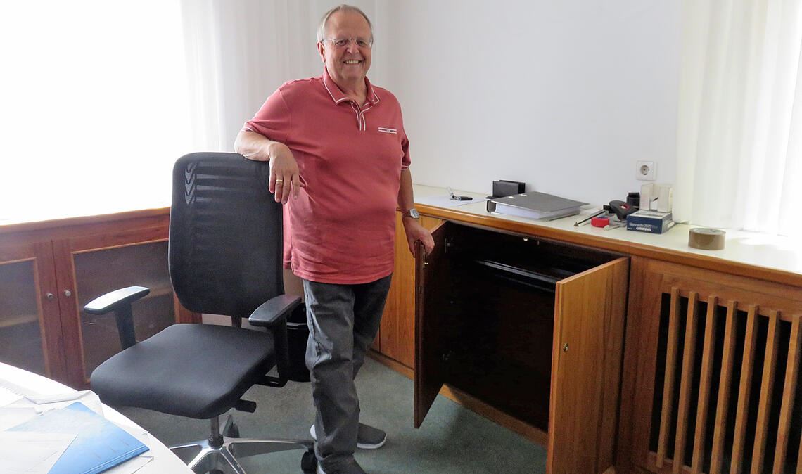 Die Schränke sind schon ausgeräumt und symbolisieren: Werner Henles Amtszeit im Ötisheimer Rathaus geht zu Ende. Foto: Becker