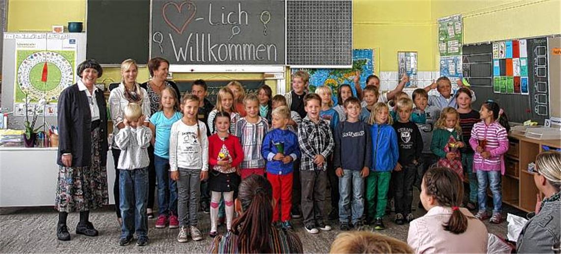 Die Schüler der Mühlhäuser Grundschule mit ihren neuen Lehrerinnen. 