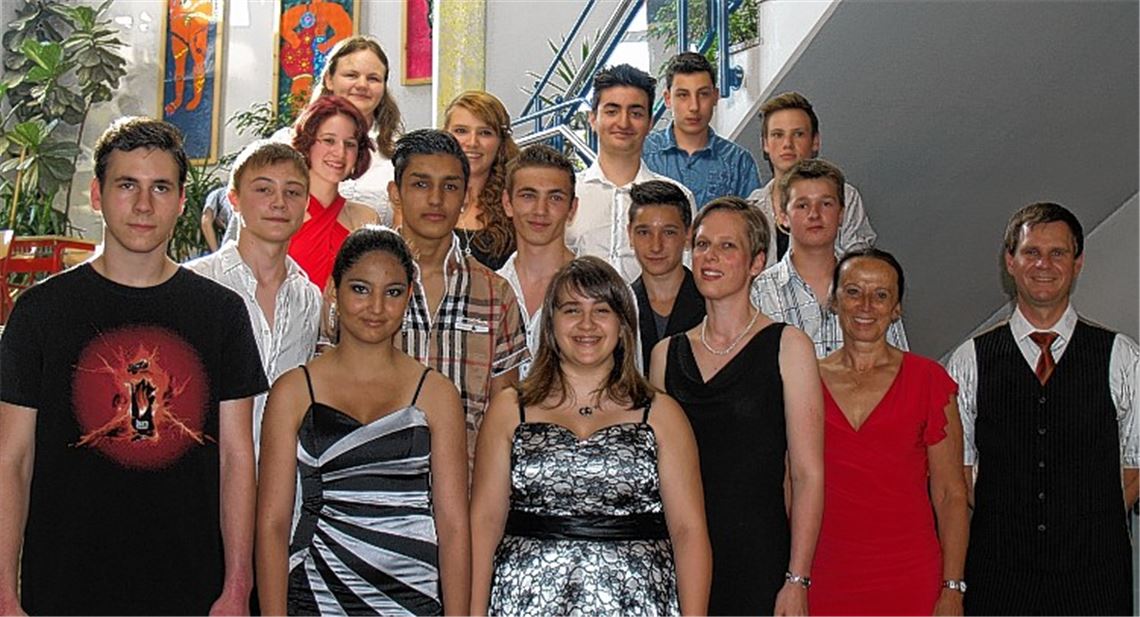 Die Schüler der Werkrealschule Knittlingen werden bei einer Feierstunde verabschiedet . Mit auf dem Bild (v. re.): Martin Stutz, zweiter Konrektor, Rektorin Heidi Bopp und Klassenlehrerin Corinna Samin.