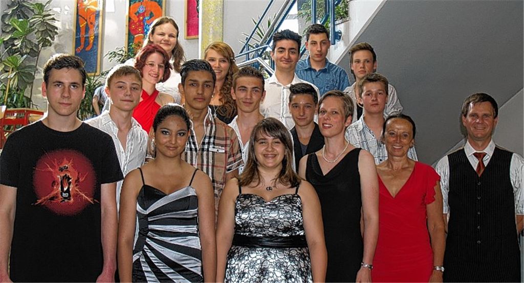 Die Schüler der Werkrealschule Knittlingen werden bei einer Feierstunde verabschiedet . Mit auf dem Bild (v. re.): Martin Stutz, zweiter Konrektor, Rektorin Heidi Bopp und Klassenlehrerin Corinna Samin.