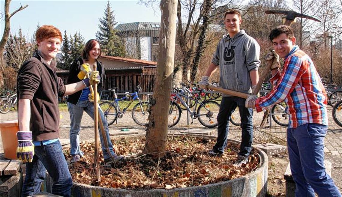 Die Schüler der elften Klasse des THG wünschen sich einen schöneren Schulhof und packen dafür tatkräftig mit an