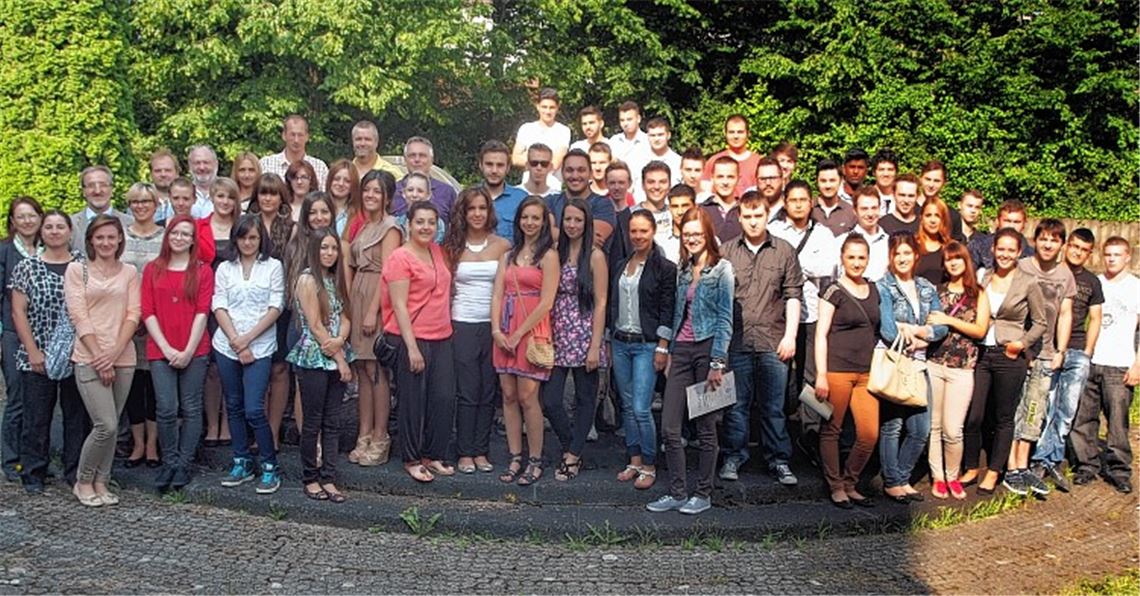 Die Schüler des Berufskolleg II der kaufmännischen Georg-Kerschensteiner-Schule erhalten ihre Abschlusszeugnisse. Foto: Fotomoment