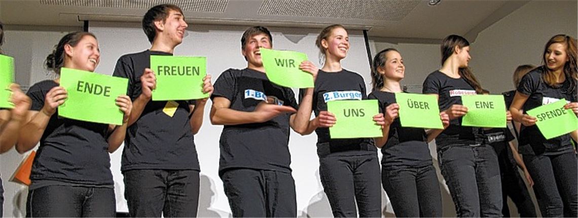 Die Schüler des Theodor-Heuss-Gymnasiums holen sich den verdienten Beifall des Publikums für eine engagierte Vorstellung ab.