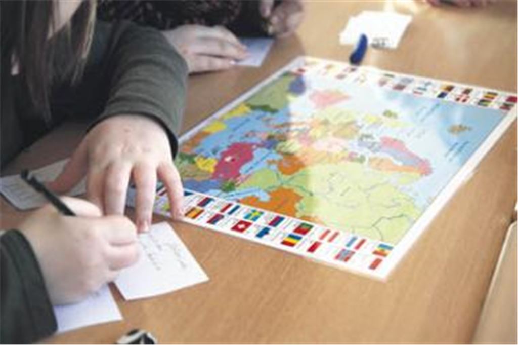 Die Schüler kennen sich nicht nur auf der Karte, sondern auch im Englischen aus. Foto: Becker