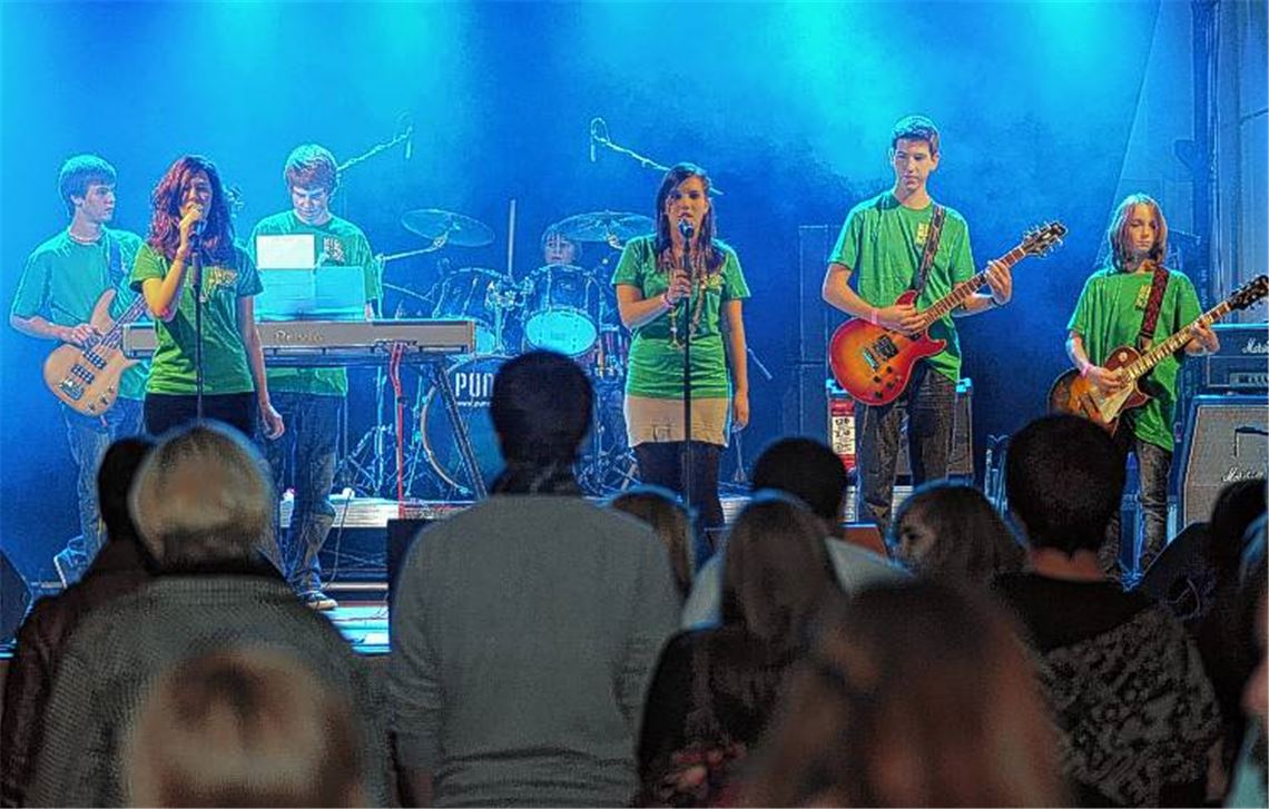 Die Schülerband der Faust-Schule Quer Beat eröffnet den „Adventsrock“.