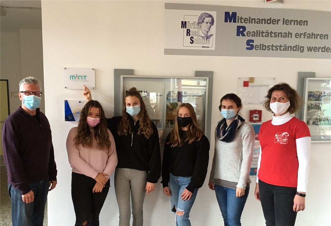 Freude über Gütesiegel Die Schülerinnen der Informatikgruppe mit den Lehrerinnen Susanne Schray (re.) und Christine Leyerle, die den Zertifizierungsprozess begleiteten, und Schulleiter Dr. Hans-Joachim Blum.privat