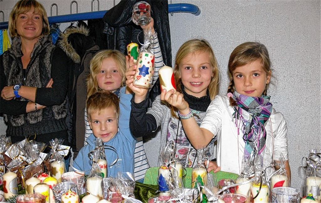 Die Schülerinnen und Schüler der Klasse 3c verkaufen selbst verzierte Kerzen.