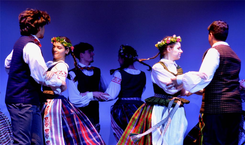 Die Schülerinnen und Schüler des Litauischen Gymnasiums Schloss Hüttenfeld tanzten und singen litauische Lieder. Fotos: Stahlfeld