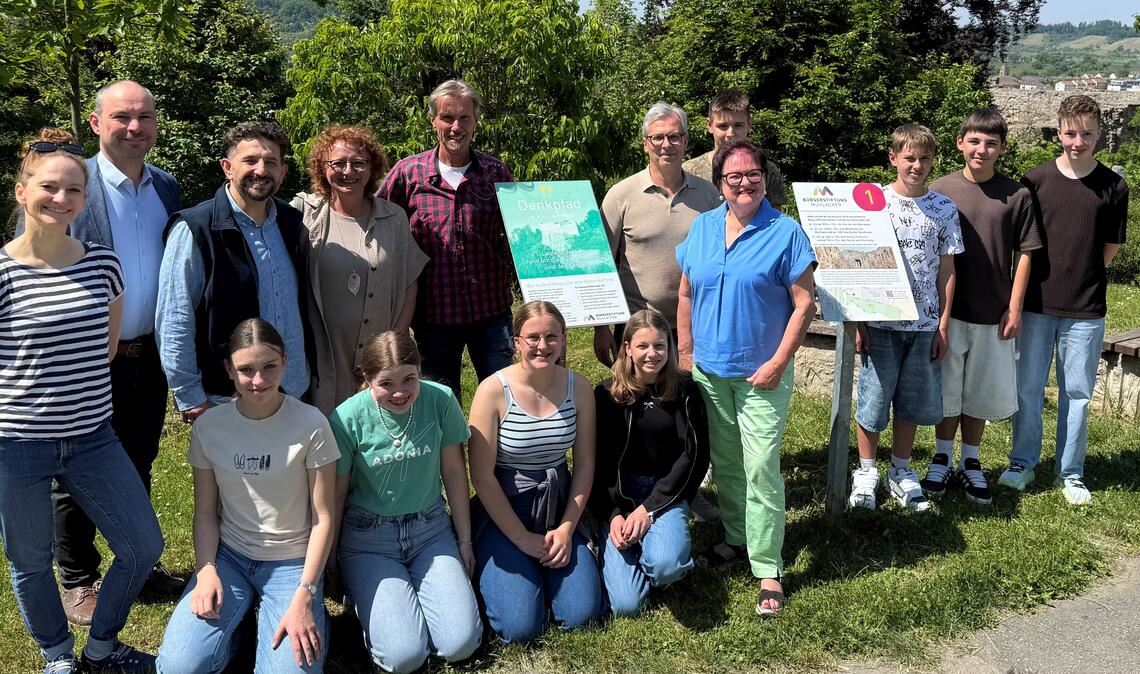 Die Schülerinnen und Schüler des THG mit ihrem Schulleiter Steffen Rupp (6.v.re.) sowie von der Bürgerstiftung Julia Klassen, Jochen Sämann, Hasan Özer, Petra Herrling (Stiftungsrat), Martin Sailer und Elsbeth Rommel (Vorstand/v.li.). Foto: privat
